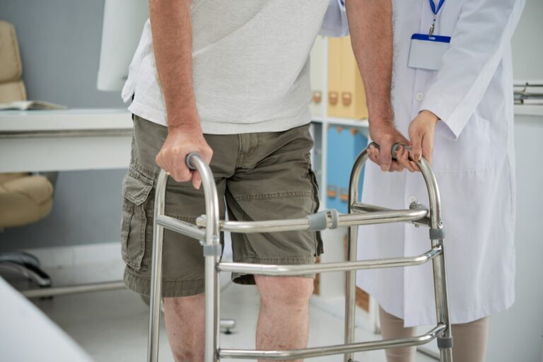 กายภาพผู้ป่วย Stroke แนวทางฟื้นฟูและข้อแตกต่างจากการทำที่บ้าน