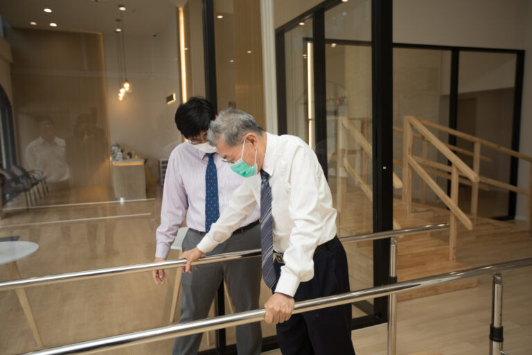 ฝึกเดินกายภาพ กับขั้นตอนฟื้นฟูการเดินแบบมืออาชีพ